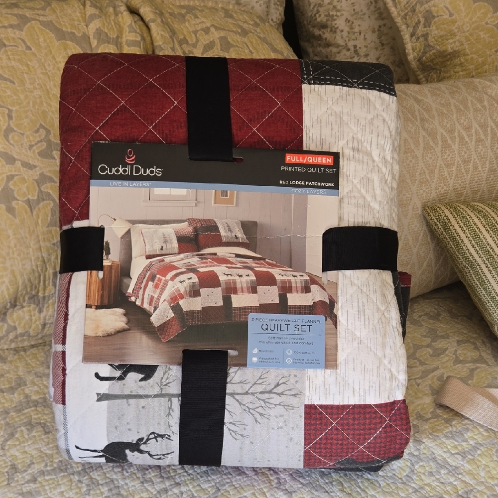 Cuddl Duds Red and White Printed Quilt Set